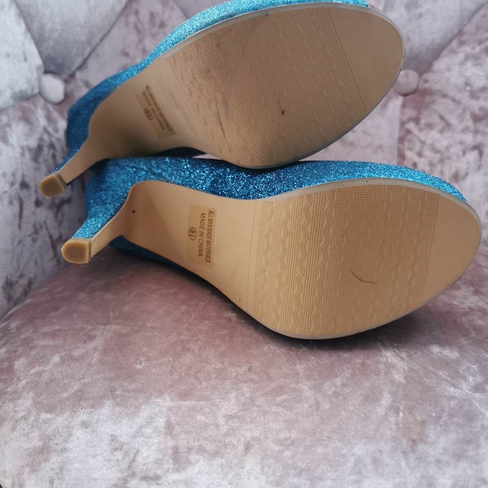 Heels - Picture 3 of 3
